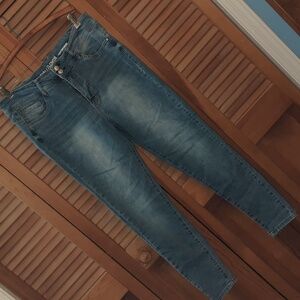 Great condition Wallflower skinny ankle jeans.  Size 14w